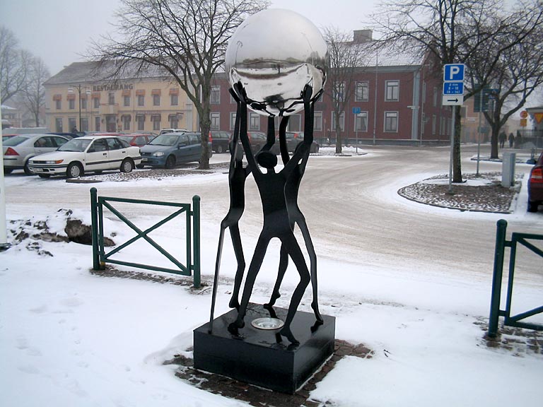 [ Skulptur med spejlkugle i Lidköping ]