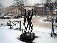 Skulptur med spejlkugle i Lidköping
